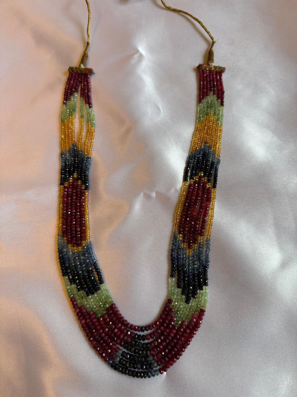 Collana multicolore a 7 fili con rubino, smeraldo, zaffiro e topazio