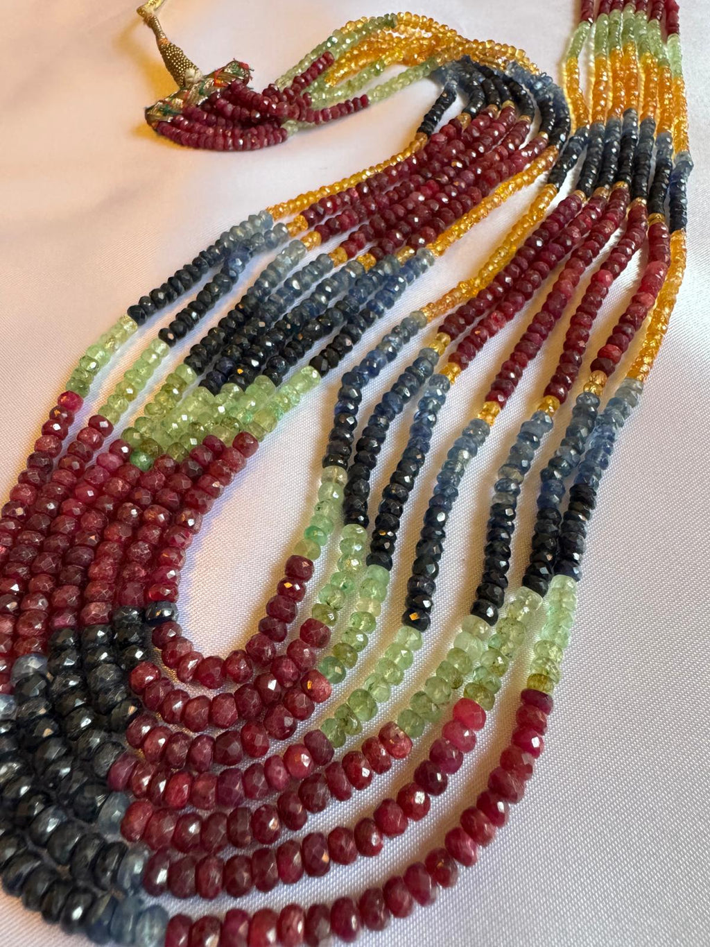 Collana multicolore a 7 fili con rubino, smeraldo, zaffiro e topazio